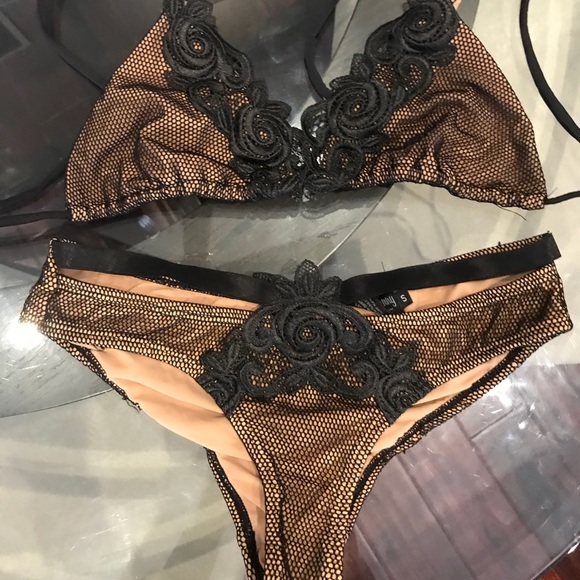 Beach Bunny ORIGINAL Bed of Roses - Picture 1 of 6